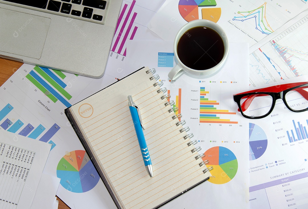 Documentos de negócios com crescimento de gráficos, café e caneta.