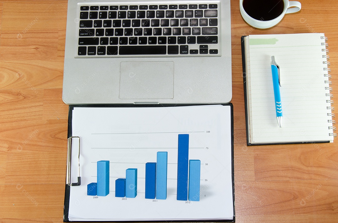 Gráficos, gráficos, tabela de negócios. O local de trabalho dos empresários.