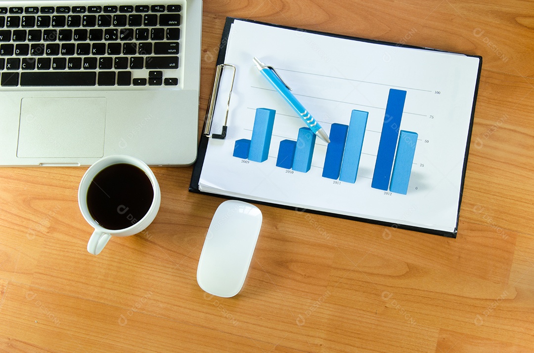 Gráficos, gráficos, tabela de negócios. O local de trabalho dos empresários.