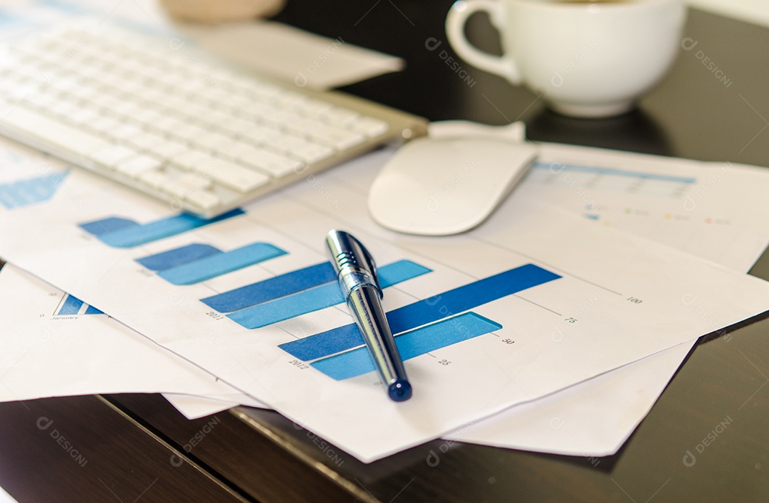 Documentos de negócios com crescimento de gráficos, mouse e caneta. empresário do local de trabalho.