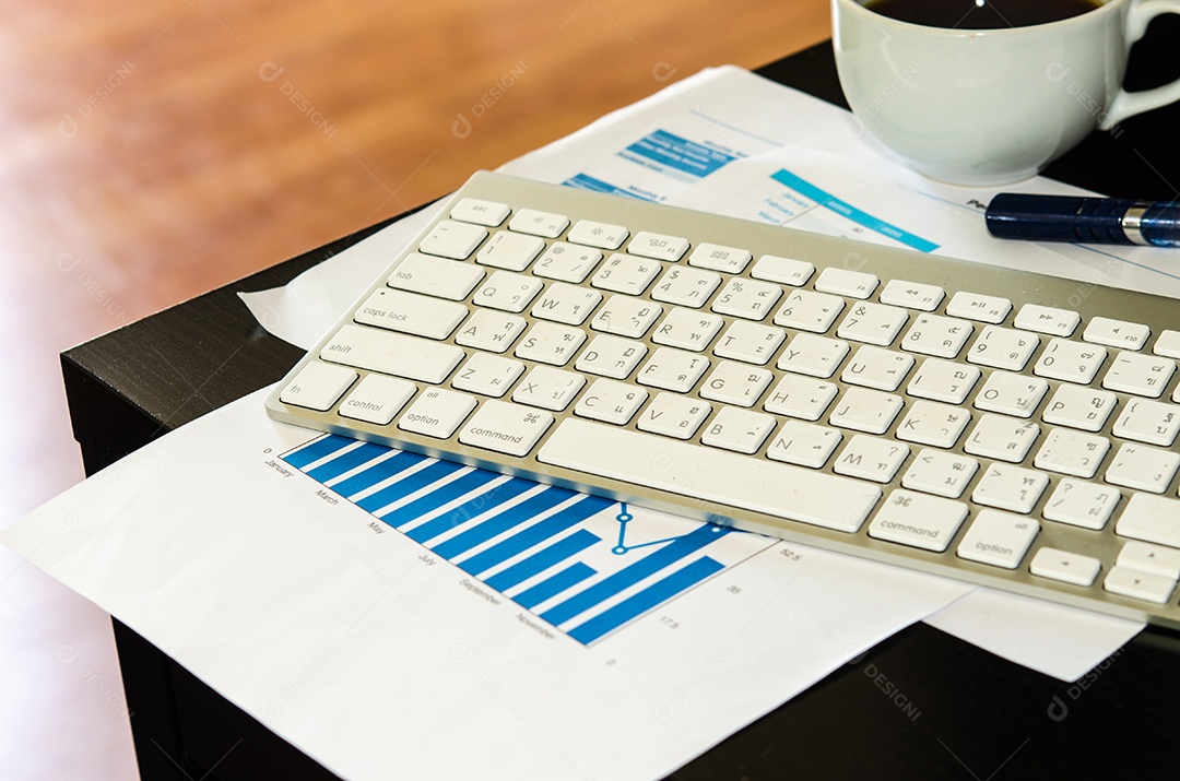 Documentos de negócios com crescimento de gráficos. empresário do local de trabalho.