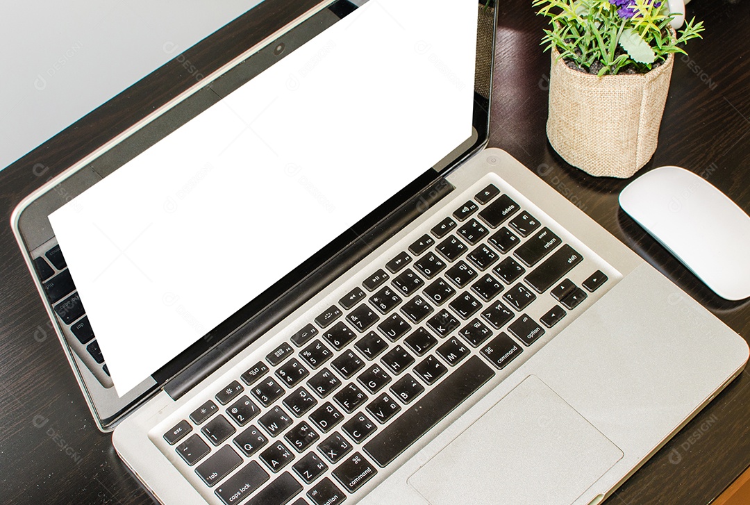 Mesa de escritório com computador portátil, mouse.
