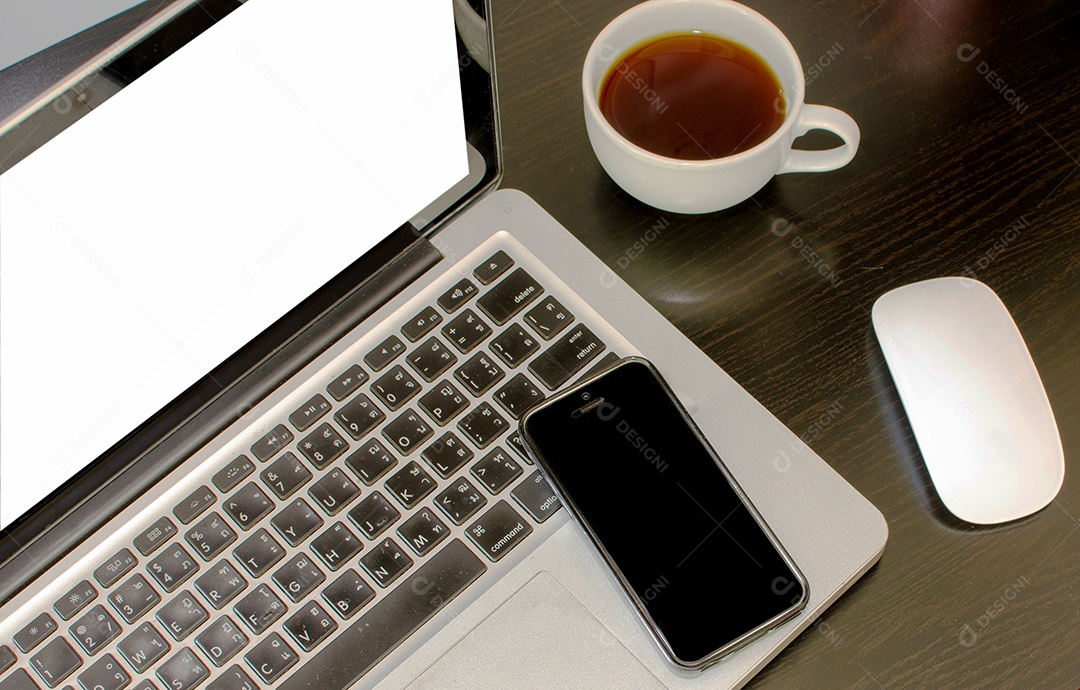 Mesa de escritório com computador portátil, mouse.