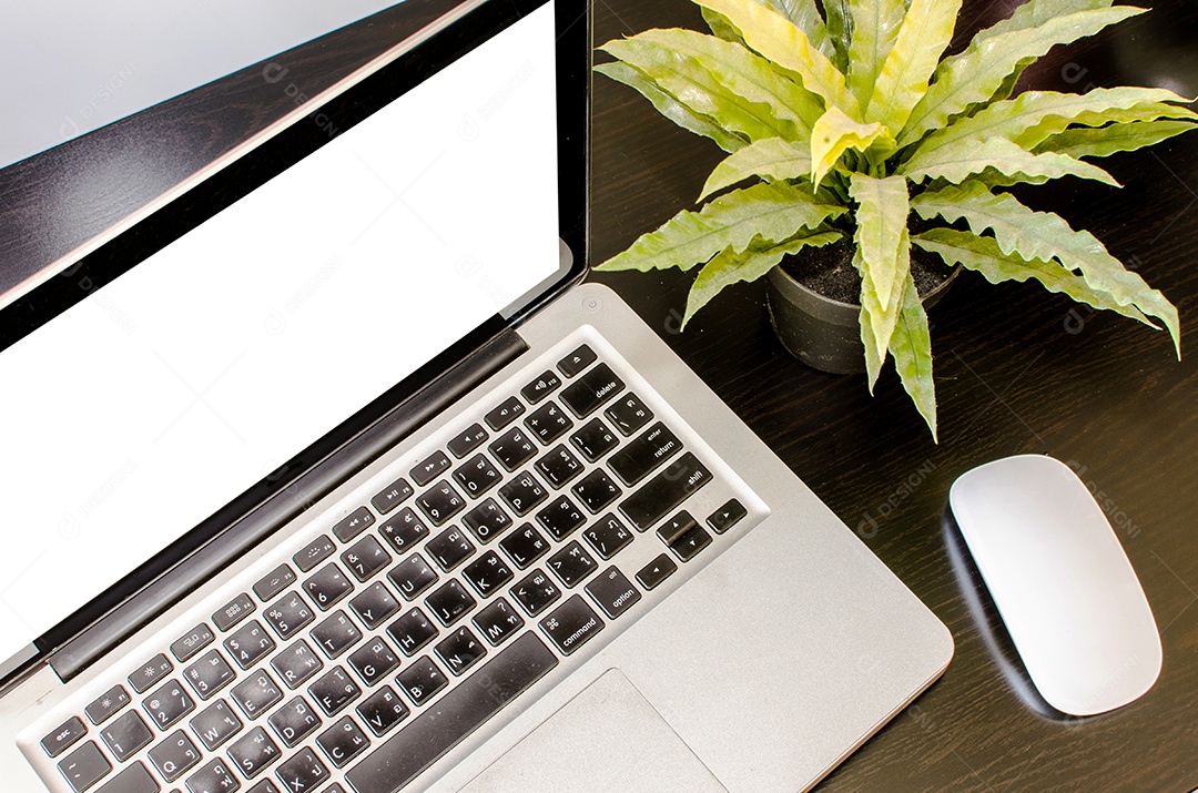 Mesa de escritório com computador portátil, mouse.
