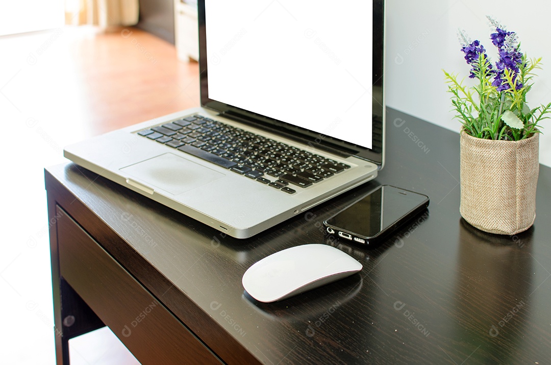 Mesa de escritório com computador portátil, mouse.