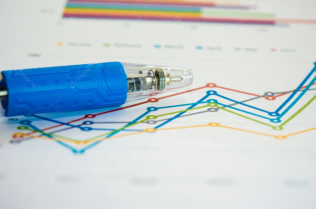 Gráficos do mercado de ações de negócios com caneta.