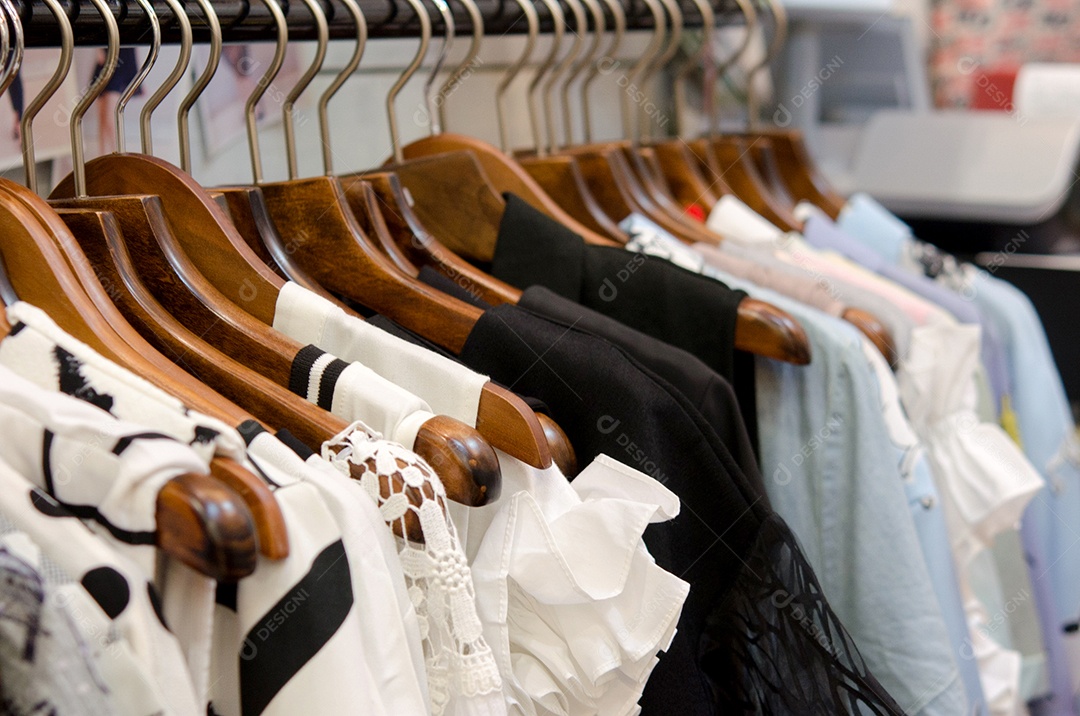Roupas em um cabide na loja de roupas.
