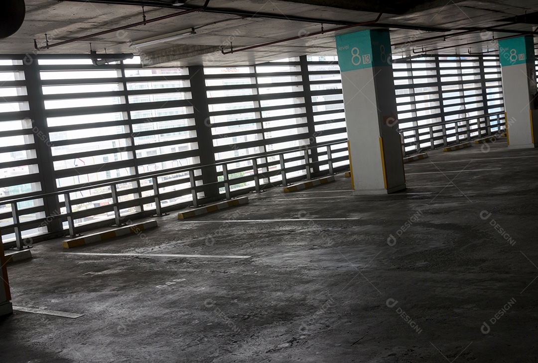 Piso vazio do estacionamento.