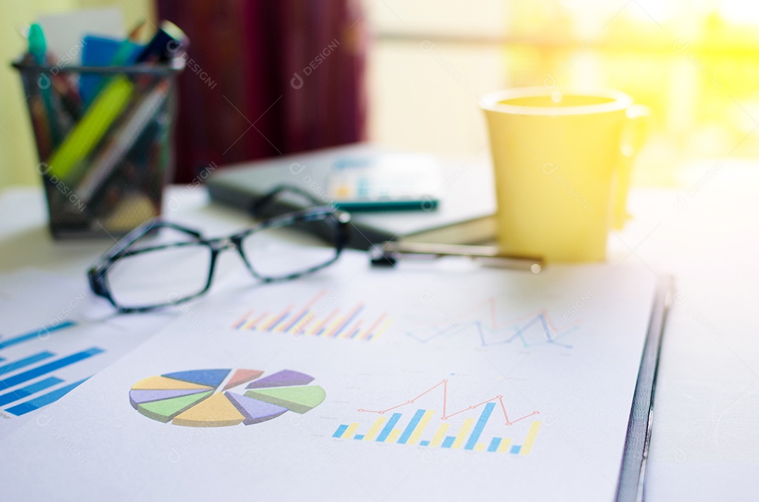 Papéis com gráficos, calculadora. Conceito de finanças.