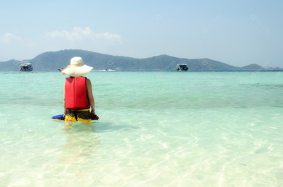 Linda garota no mar - espaço para texto.