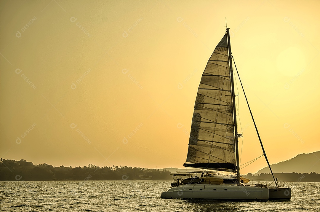 Navio iates com velas brancas no mar. Navegação. Estilo de vida de luxo. Pôr do sol.