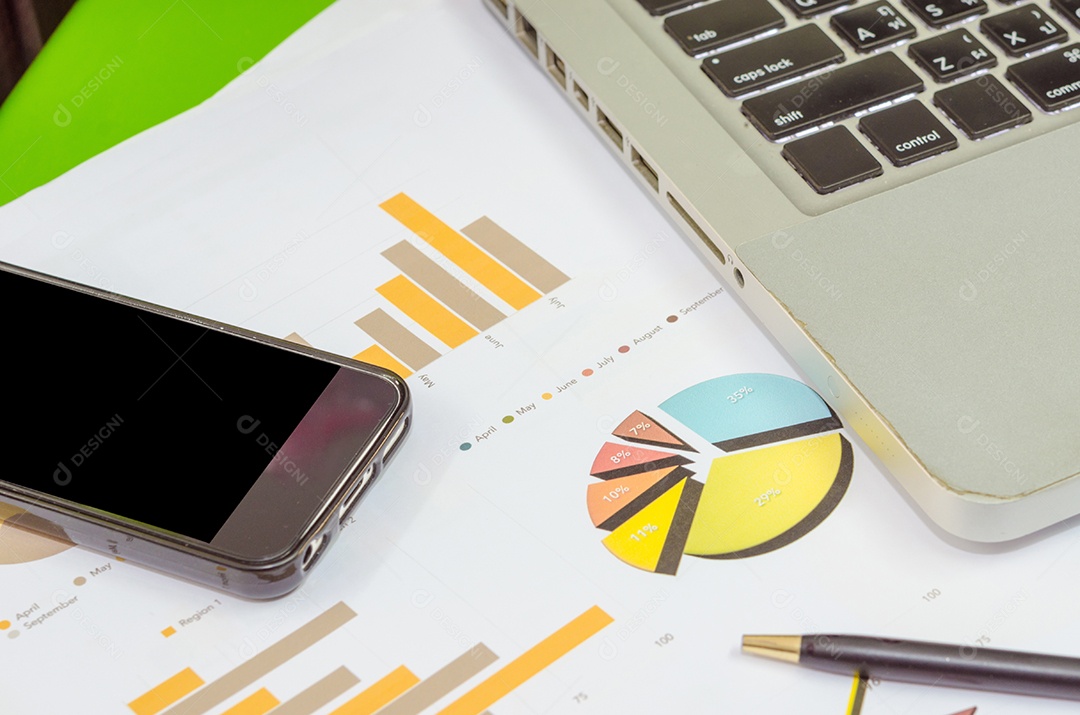 Conceito de finanças empresariais e telefone inteligente com gráfico.