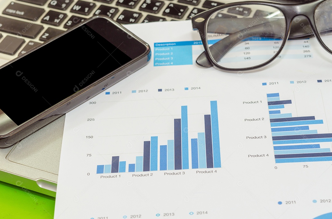 Conceito de finanças empresariais e telefone inteligente com gráfico.