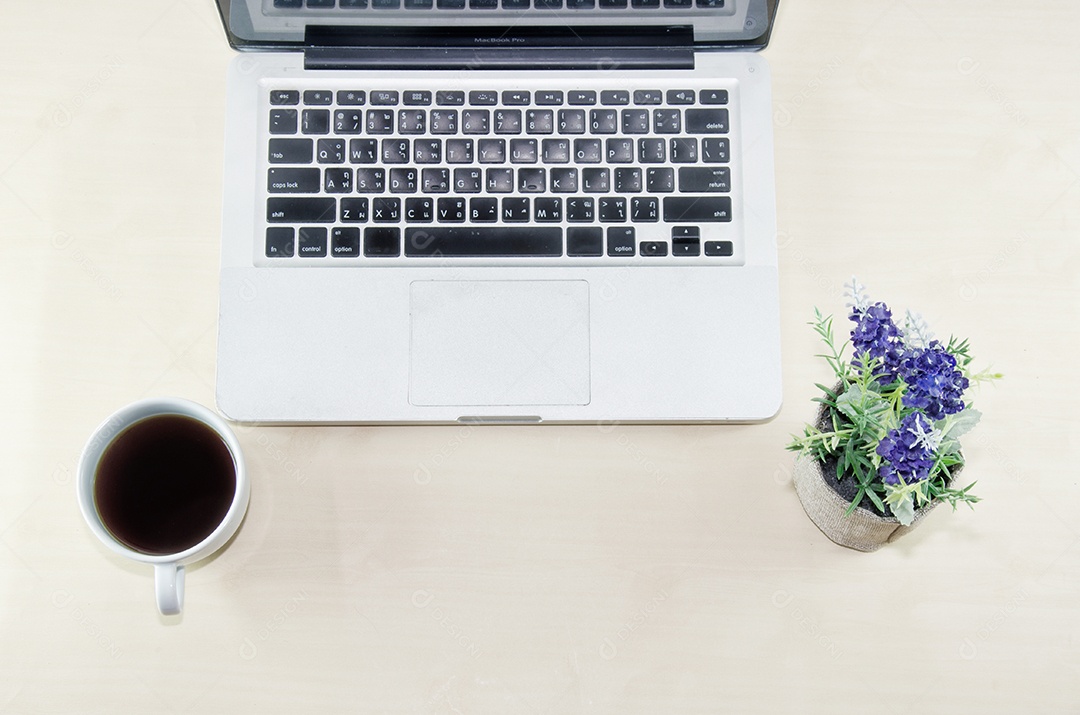 Mesa de escritório com laptop, tablet, notebook e café, filtro vintage.