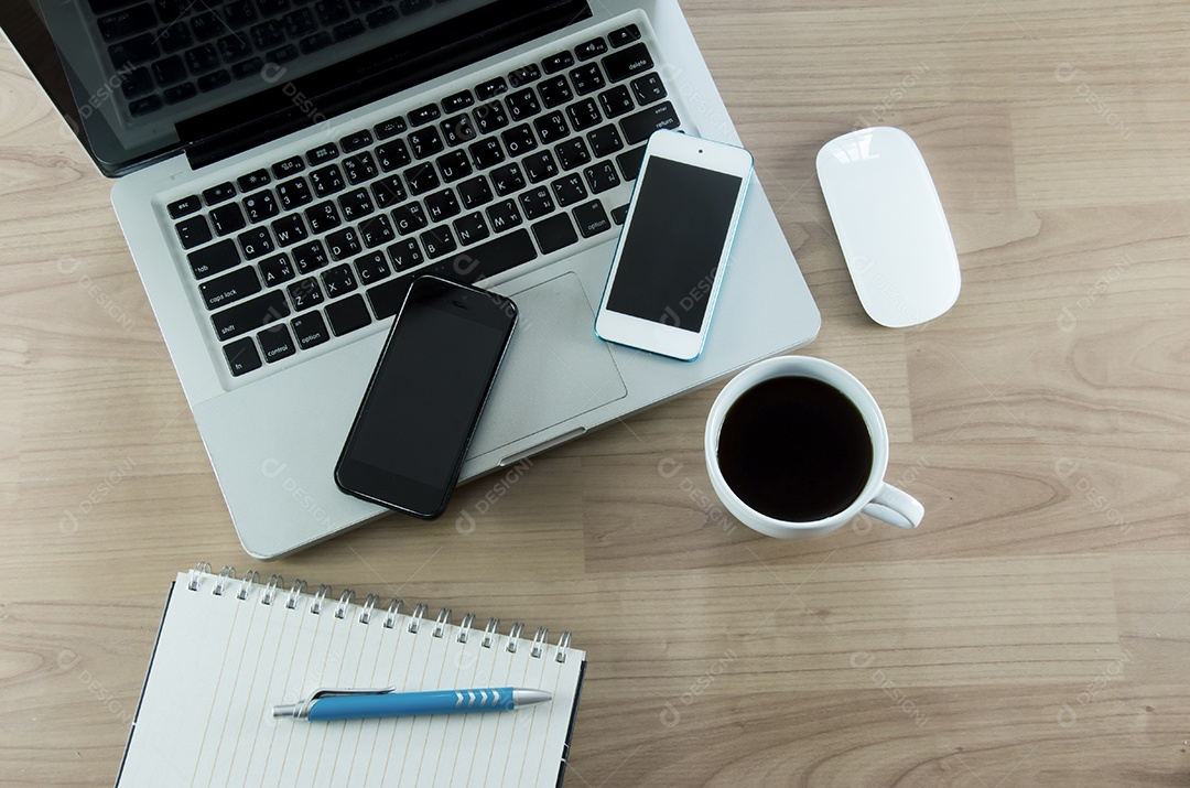 Livro e café e smartphone um laptop em uma mesa de madeira Tons vintage.