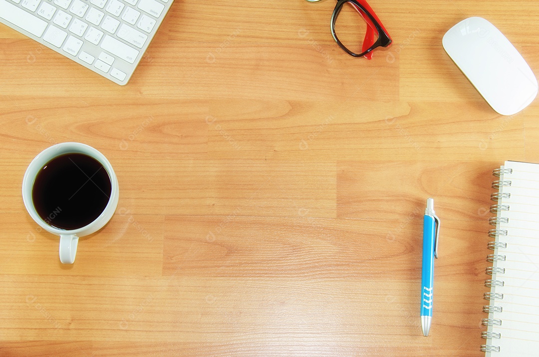 Local de trabalho com computador de teclado e caneta na mesa.