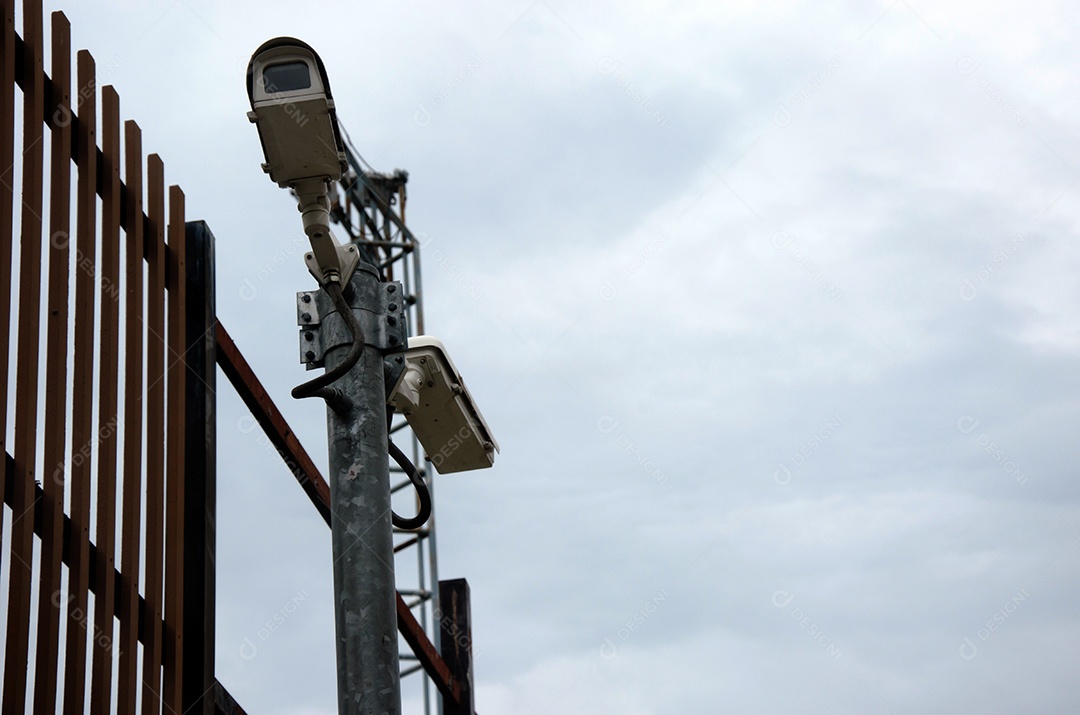 Câmera de vigilância cctv de segurança na frente do céu azul com espaço de cópia.