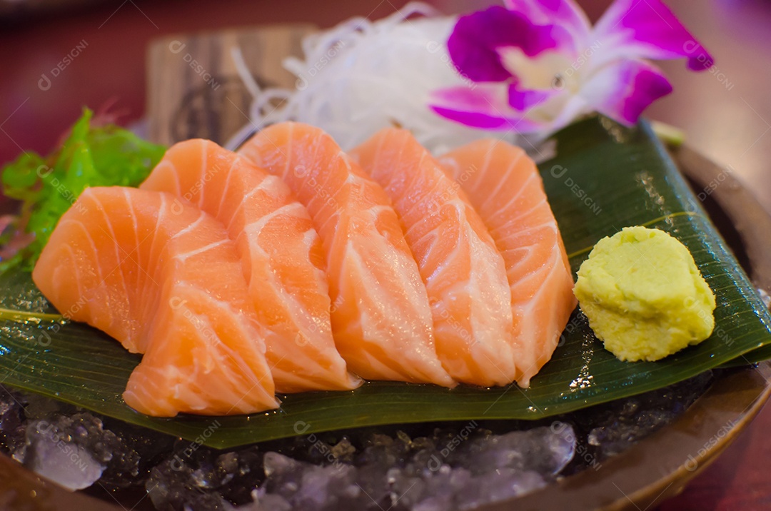 Sashimi de salmão fresco com wasabi