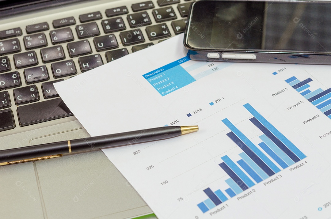 Conceito de finanças empresariais e telefone inteligente com gráfico.