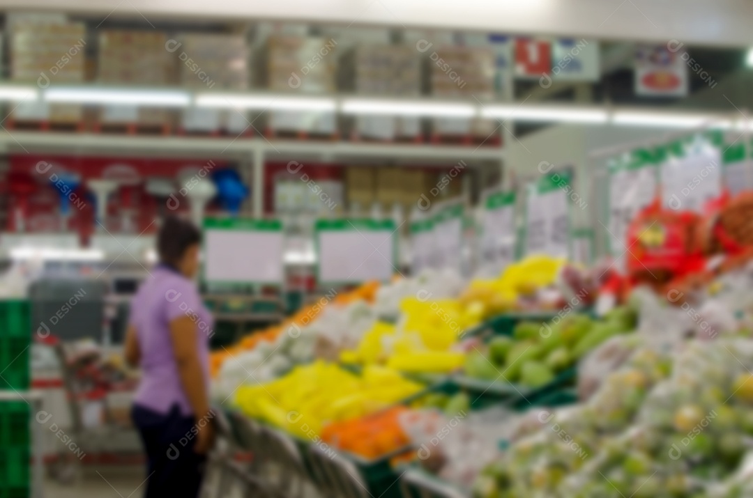 Comida de prateleiras turva no supermercado.