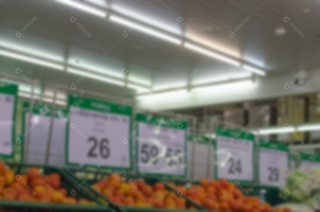 Frutas de prateleiras turva no supermercado.