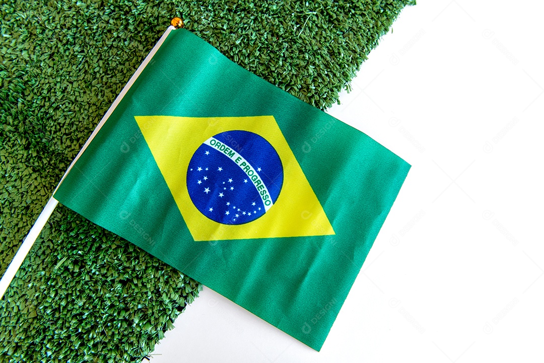 Bandeira brasileira no gramado, 7 de setembro.