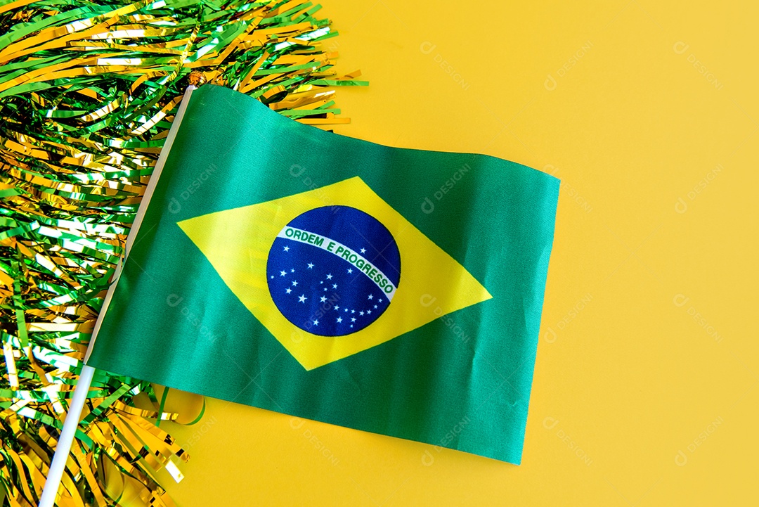 Bandeira brasileira em fundo amarelo, 7 de setembro, independência do Brasil.