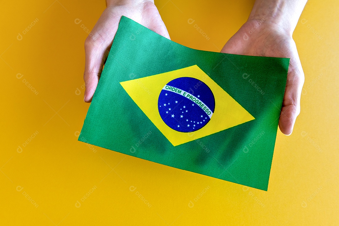Mãos segurando a bandeira brasileira, 7 de setembro, Independência do Brasil