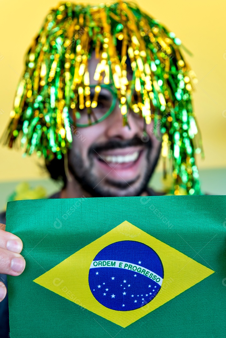 Homem segurando a bandeira brasileira, 7 de setembro, a independência do Brasil
