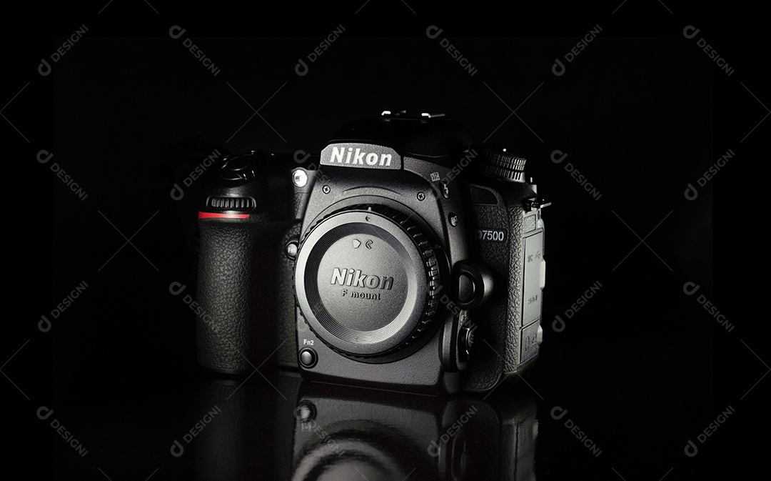 Câmera Nikon D7500 em fundo preto