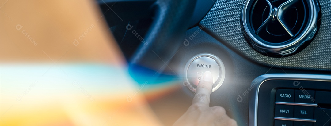 Sistema de parada de partida do carro com pressão do dedo da mulher - Botão de partida e parada do motor automático para entrada sem chave - conceito da indústria automotiva - Foco seletivo