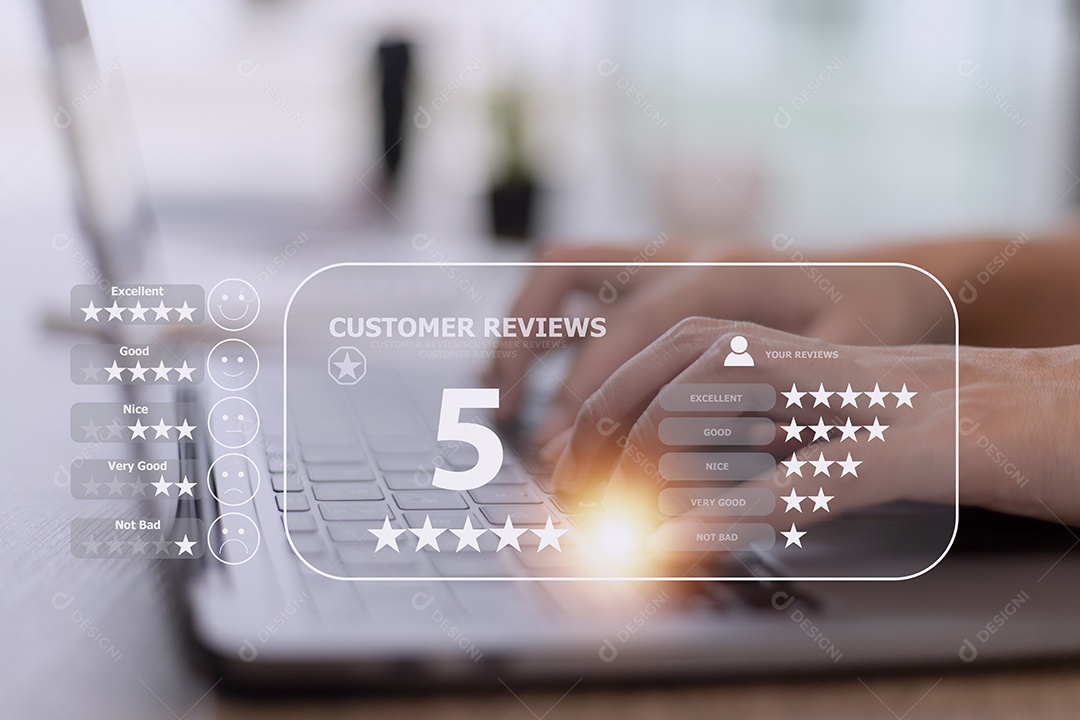 O usuário avalia a experiência de serviço no aplicativo online