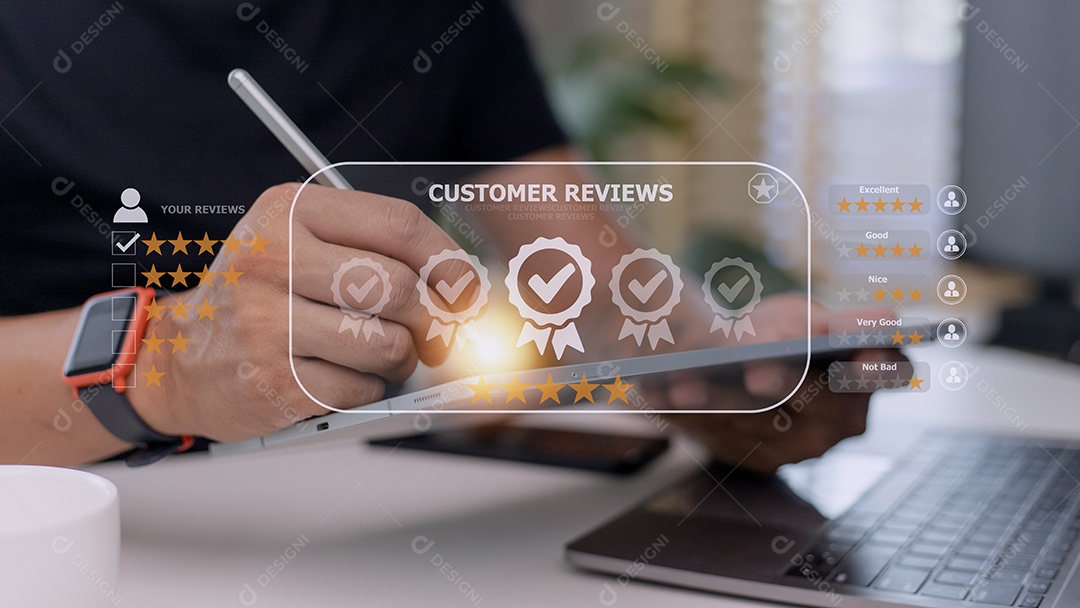 O usuário avalia a experiência de serviço no aplicativo online