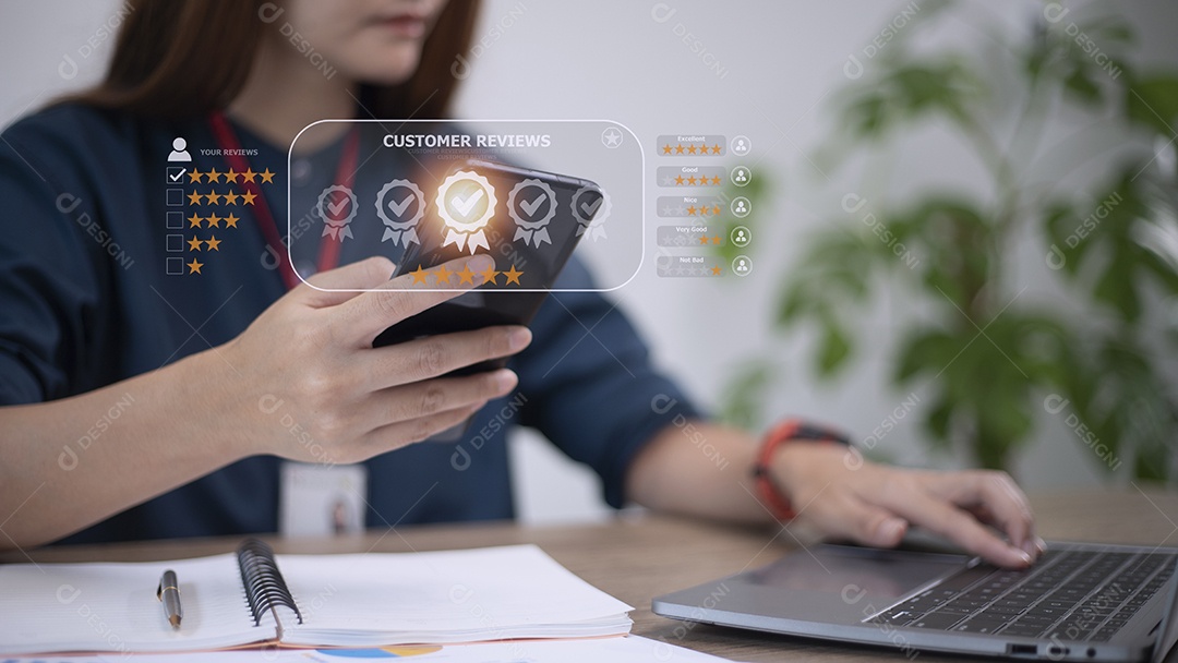 O usuário avalia a experiência de serviço no aplicativo online