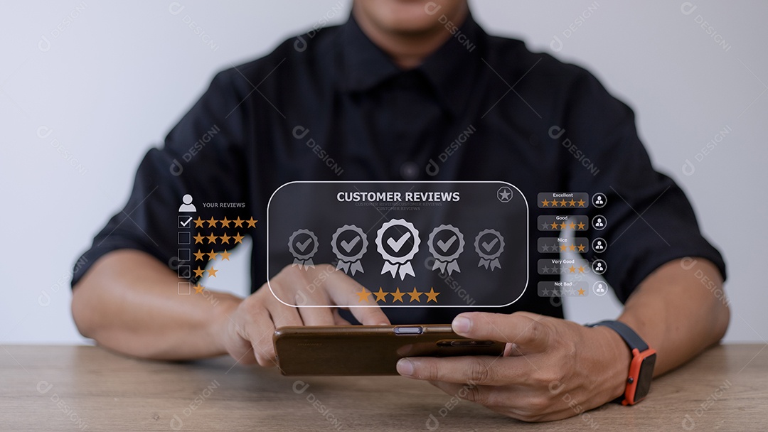 O usuário avalia a experiência de serviço no aplicativo online