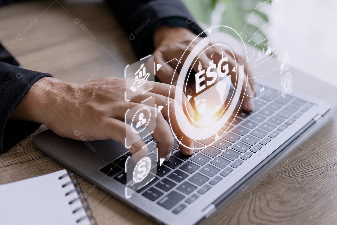 Empresário usando um computador para análise conceito de investimento