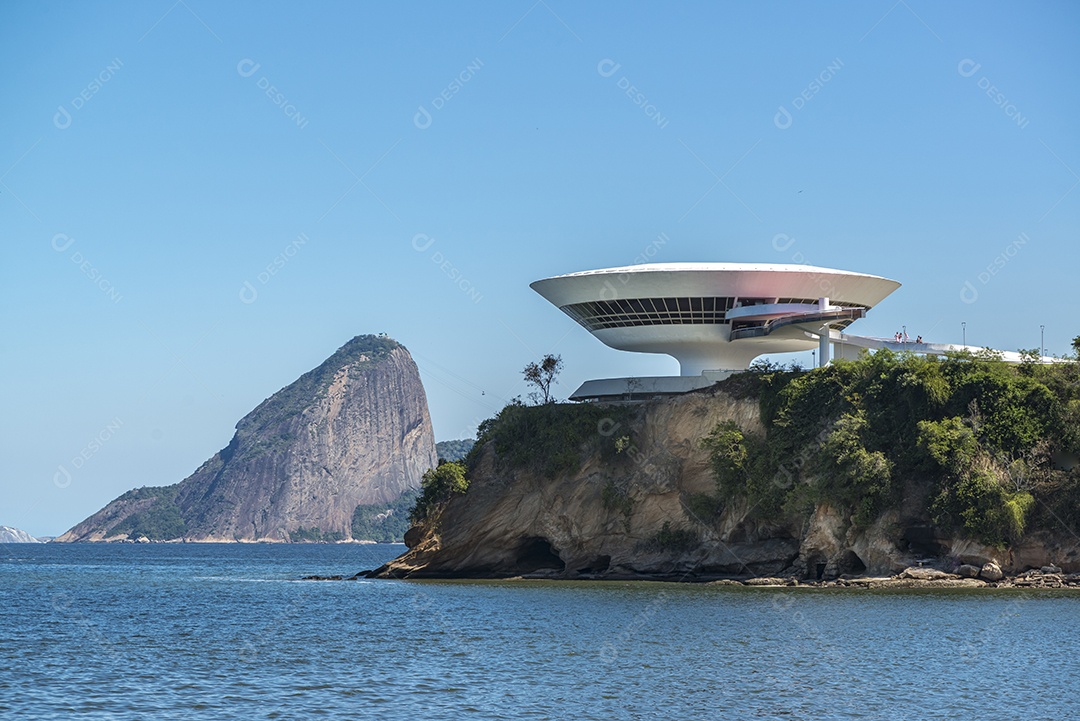 Museu de Arte Contemporânea, Niterói, com pão de açúcar ao fundo