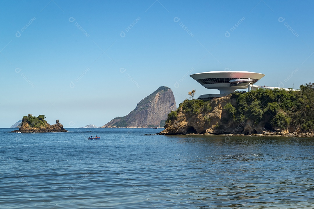 Museu de Arte Contemporânea, Niterói, com pão de açúcar ao fundo