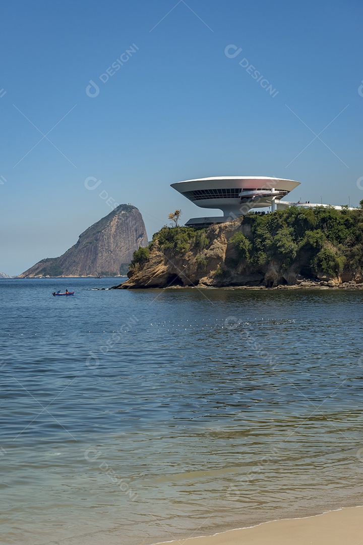 Museu de Arte Contemporânea, Niterói, com pão de açúcar ao fundo