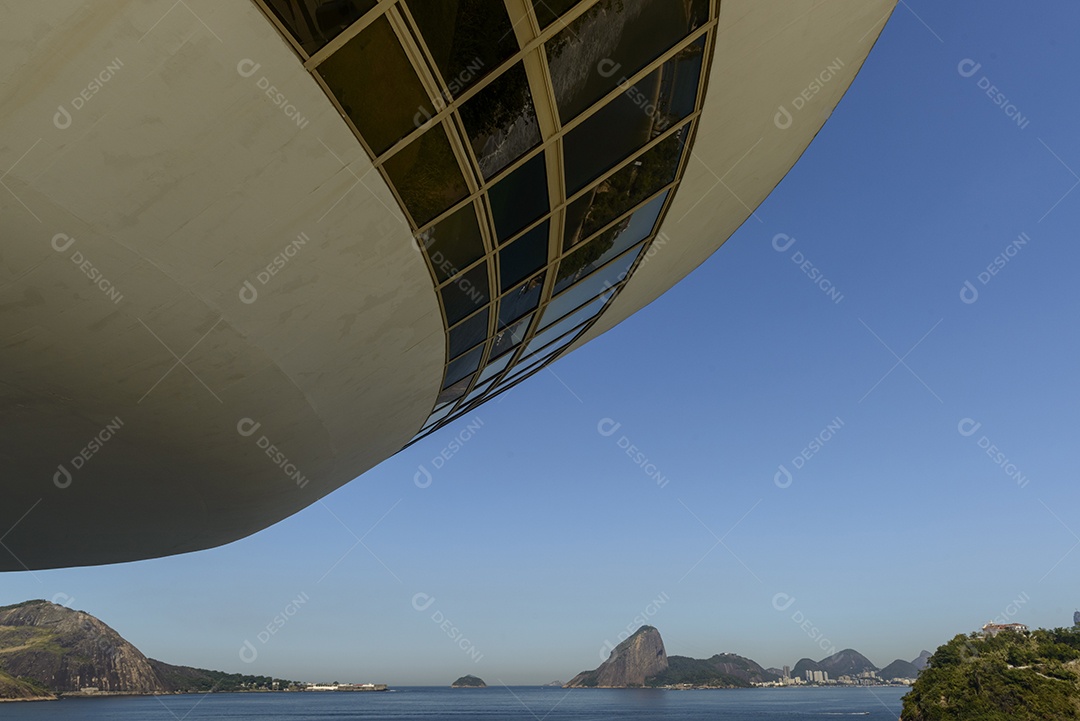 Museu de Arte Contemporânea, Niterói, com pão de açúcar ao fundo