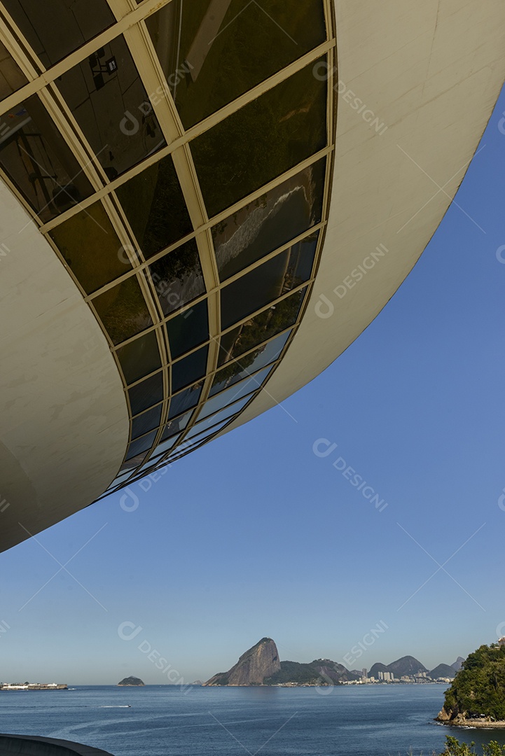 Museu de Arte Contemporânea, Niterói, com pão de açúcar ao fundo