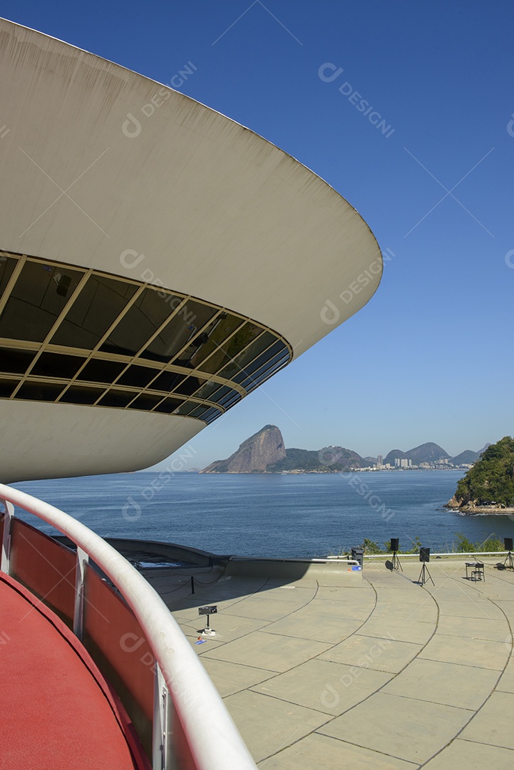 Museu de Arte Contemporânea, Niterói, com pão de açúcar ao fundo