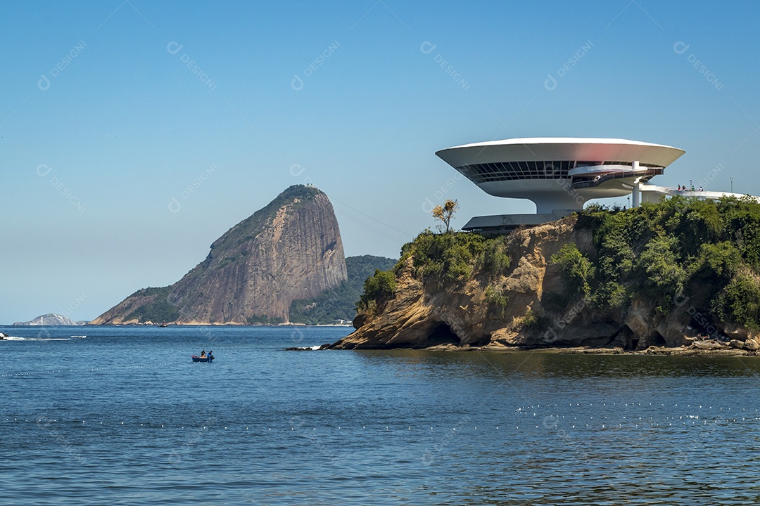 Museu de Arte Contemporânea, Niterói, com pão de açúcar ao fundo