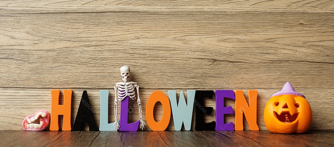 Feliz dia de Halloween com fantasma, abóbora, tigela e decorativo