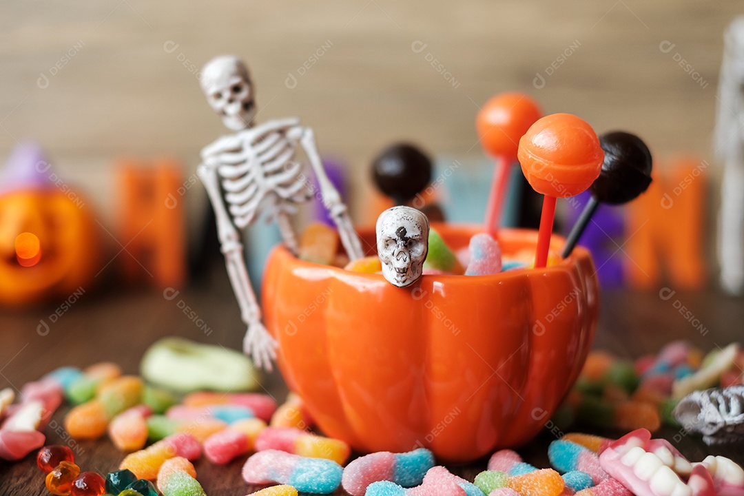 Feliz dia de Halloween com doces fantasmas, tigela de abóbora, Jack O lan