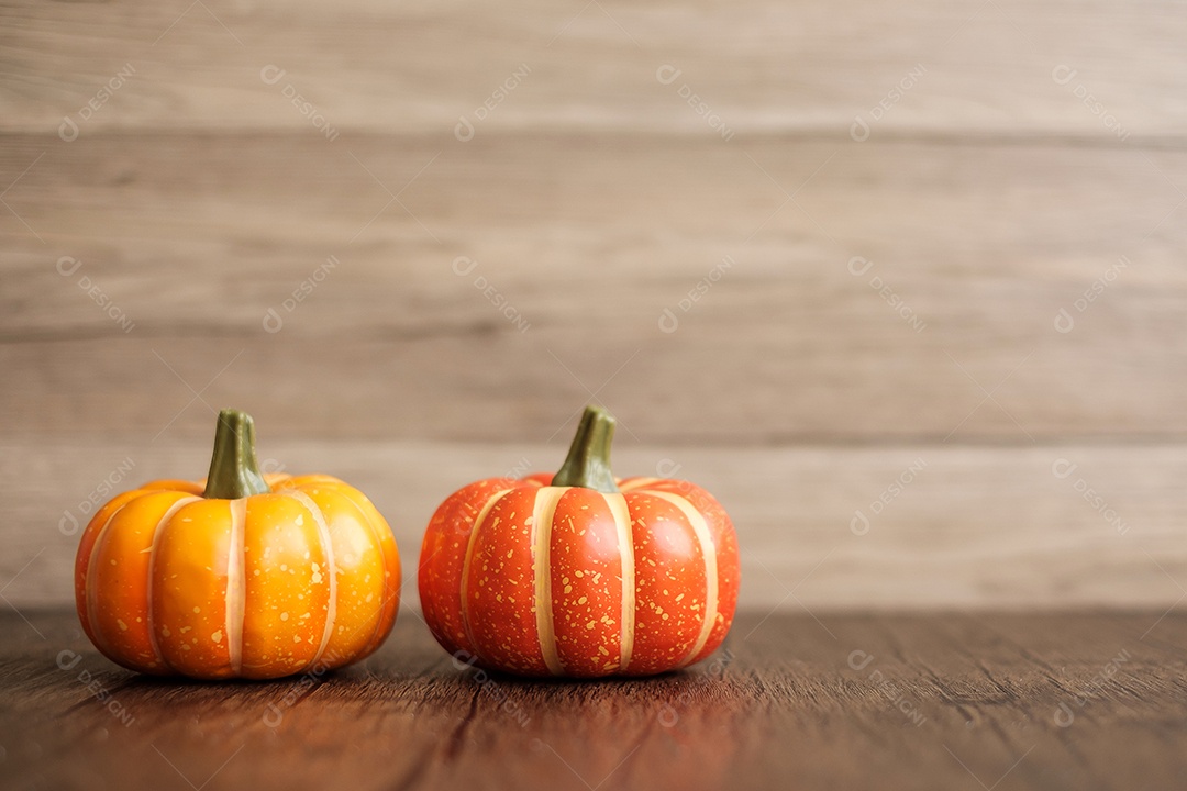 Abóbora laranja na mesa com para o fundo do banner