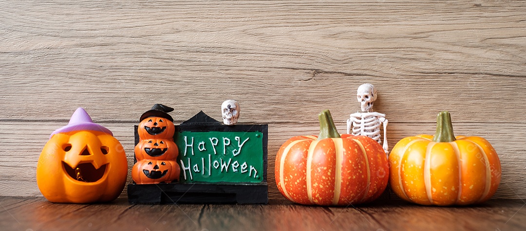 Feliz dia de Halloween com fantasma, abóbora, tigela e decorativo