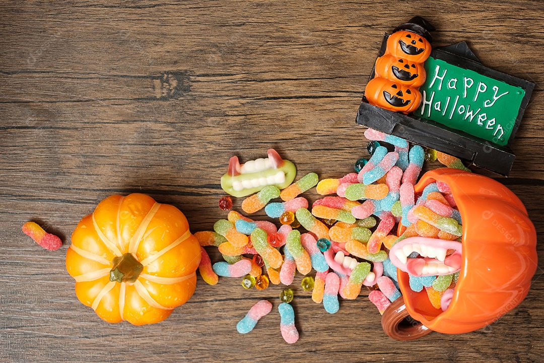 Feliz dia de Halloween com doces fantasmas, abóbora, tigela e decoração