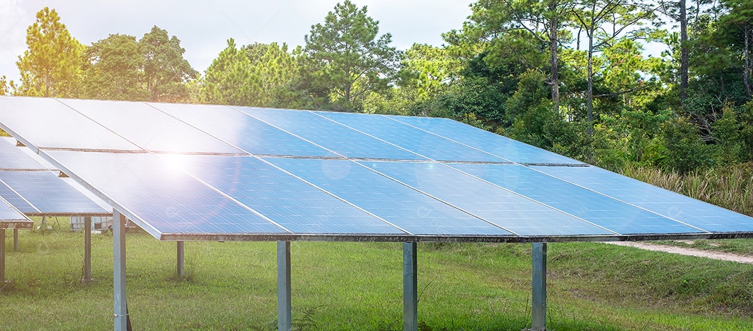 Painéis solares fotovoltaicos, sistemas de geração de energia elétrica.