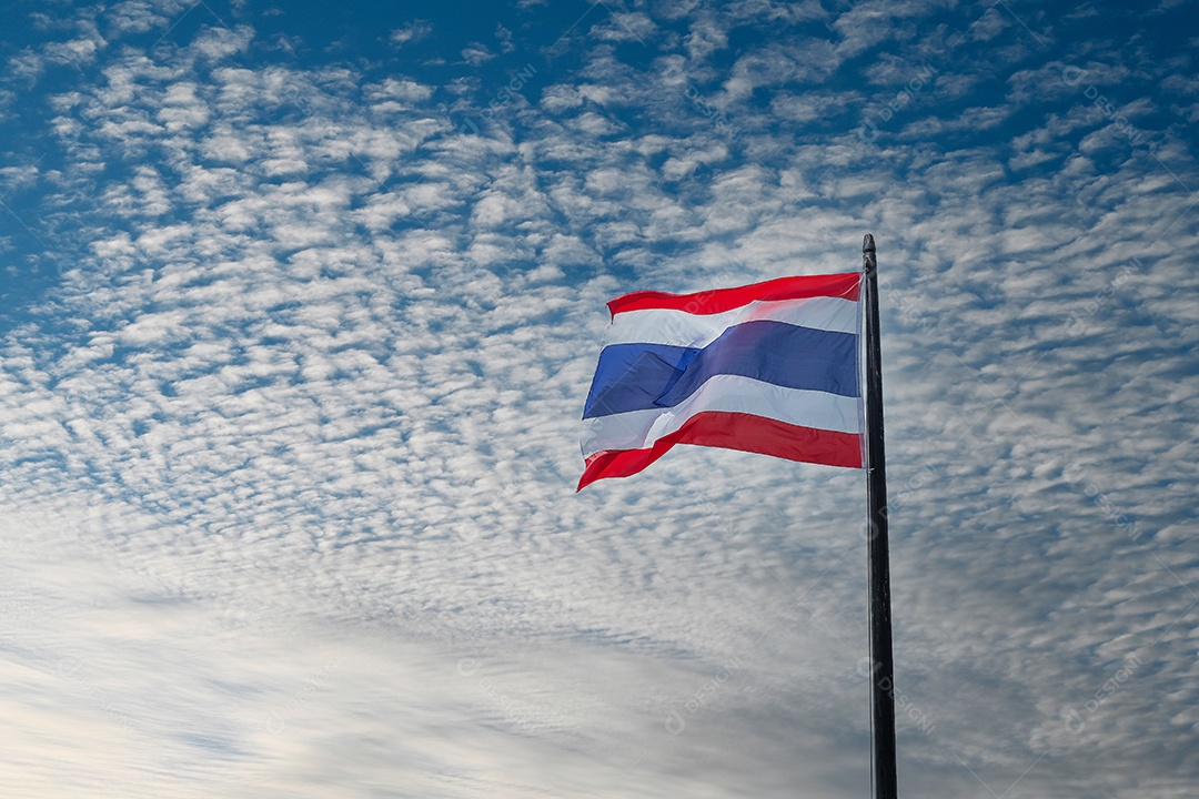 Bandeira da Tailândia acenando contra o fundo do céu azul